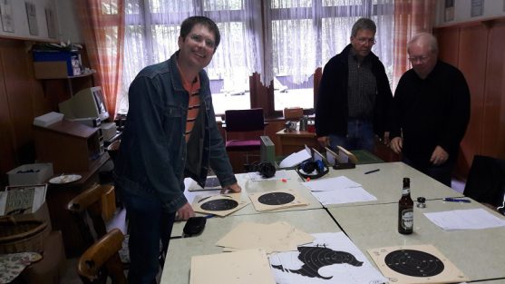 Auswertung, voll konzentriert bei der Arbeit